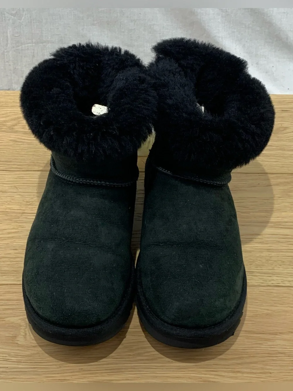 UGG Bailey Button Women’s Size 8 Black Suede Shearling Boots